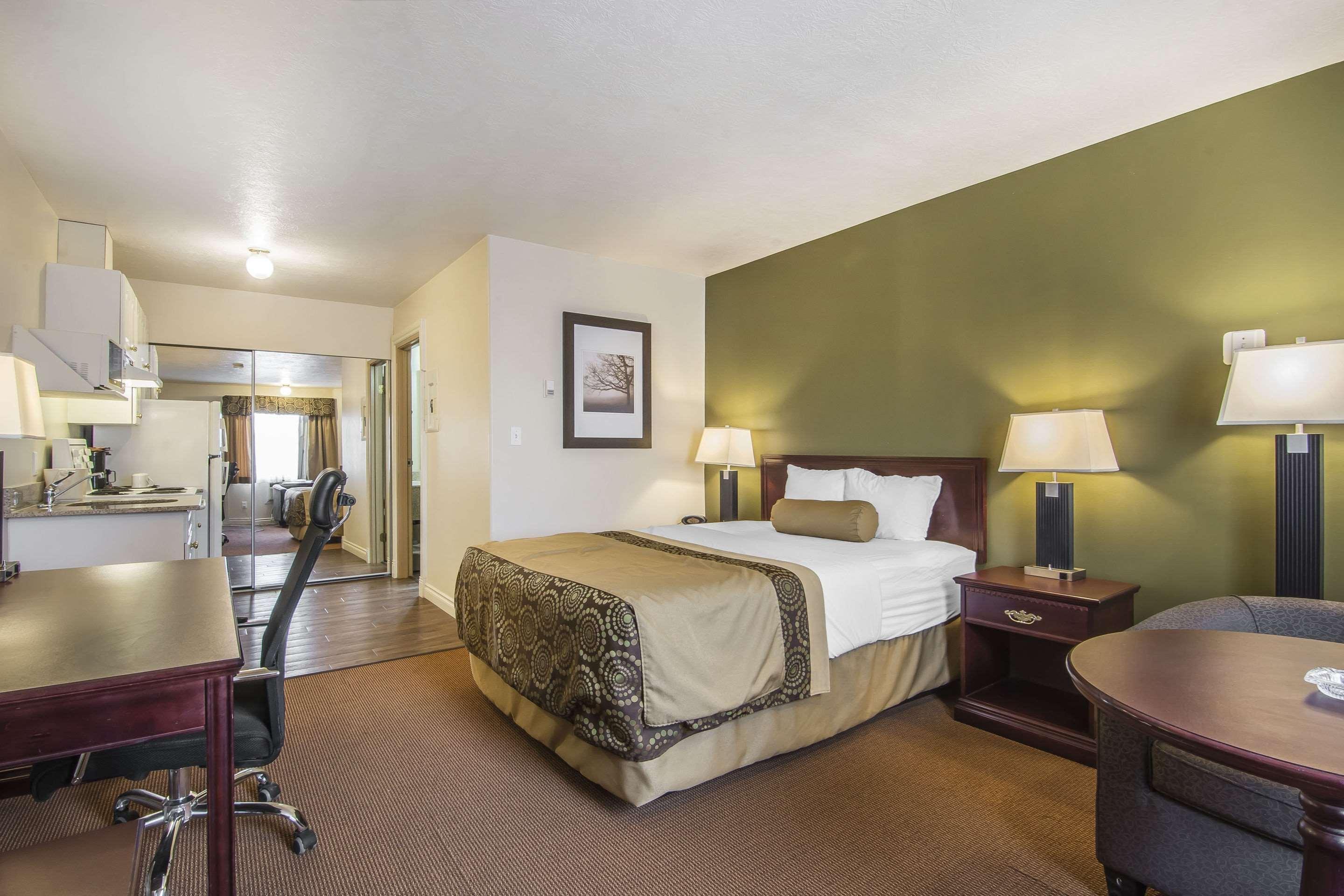 Econo Lodge Inn & Suites High Level Exterior photo